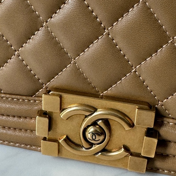 CHANEL 2018 Large Boy Diamond Quilted Leather bag in Beige - Picture 2 of 16
